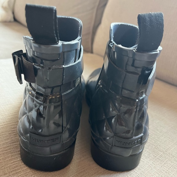 Hunter dark gray short ankle rain boots with adjustable side strap. Size 7 NWOT - Picture 3 of 7